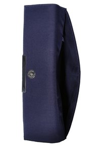 Kassi sininen suorakaiteen muotoinen clutch-laukku, jossa on hopeinen nepparilukko ja kapea metallinen yksityiskohta etupuolen läpän päällä.