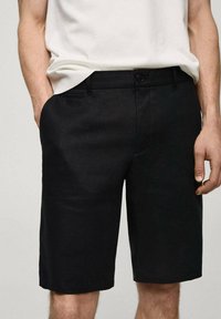 Mango Pantaloni scurți - black