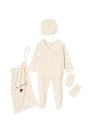 Babybekleidungs-Set in Cremefarben inklusive Mütze, Langarmshirt, Fuß-Hose, Fäustlingen und einem Beutel mit Kordelzug mit "petit amour" und rotem Herz.