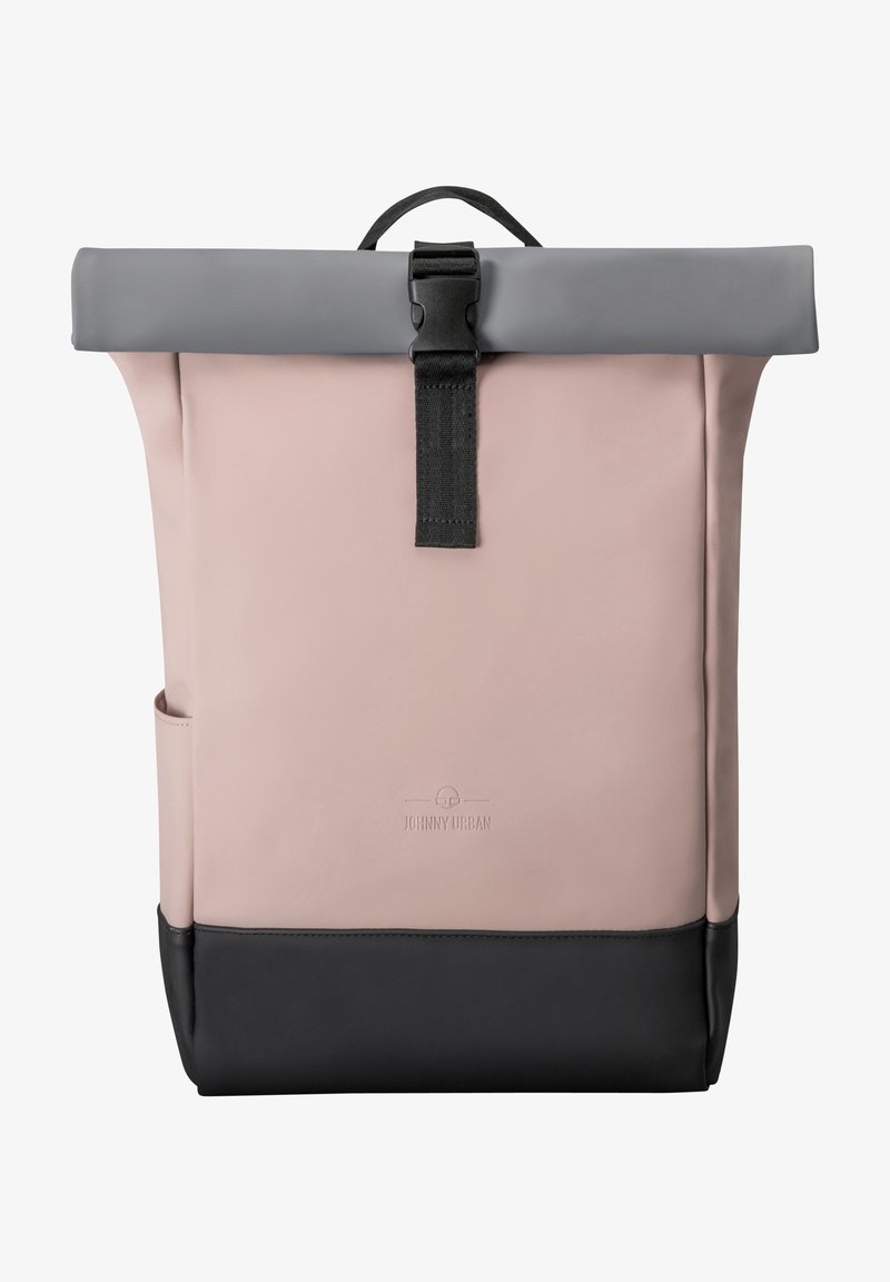 Világos rózsaszín, felhajtható hátizsák sötét aljjal, vízálló anyagból készült; szürke tetejével és fekete csatos záródásával, oldalsó zsebbel.