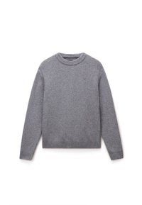 Maglione grigio in morbido tessuto lavorato a maglia, con scollo rotondo, maniche lunghe e polsini e orlo a coste. Piccolo logo sul petto.