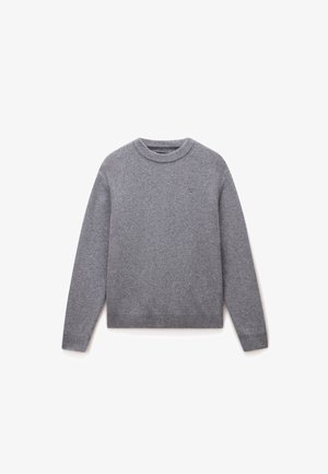 Grijze trui van zacht breiwerk, met een ronde halslijn, lange mouwen en geribbelde boorden en onderrand. Klein logo op de borst.