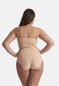 Top senza spalline color nude con tessuto arricciato e parte inferiore a vita alta. Texture liscia, forma aderente, che offre una copertura completa.