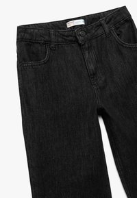 Schwarze Jeans aus Denim mit lässigem Schnitt, standardmäßiger Fünf-Taschen-Optik, Knopfverschluss und sichtbaren Nähdetails.