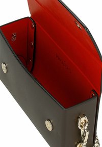 Czarna skórzana torebka z czerwoną podszewką, z zapięciem na zatrzask i srebrnymi akcentami. Torebka ma usztywniony kształt i gładką teksturę.