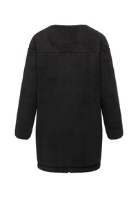 Chaqueta de forro polar negra de gran tamaño con una superficie texturizada, mangas largas, cuello redondo y dobladillo recto. Sin cierres ni bolsillos visibles.