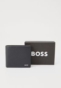 Portafoglio in pelle nera con superficie testurizzata, dotato del nome del marchio in rilievo "BOSS" in argento. Presentato in una confezione scura con logo bianco.