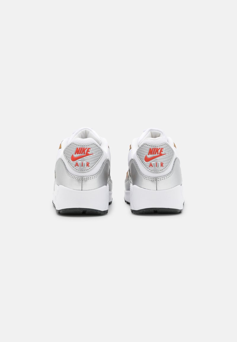 Damen Sneaker low | Nike Sportswear AIR MAX 90 SE Sneaker low white/metallic gold/metallic silver/black/habanero red/weiß - IL29 Damen Sneaker low | Nike Sportswear AIR MAX 90 SE Sneaker low white/metallic gold/metallic silver/black/habanero red/weiß - IL29