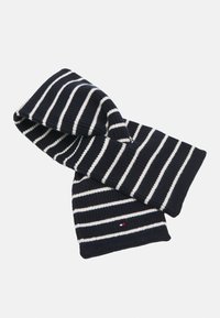 Strikket skjerf med marineblå og hvite horisontale striper, med en liten logodetalj, myk tekstur og rektangulær form.