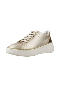 Sneaker metallici dorati con finitura liscia, punta rotonda, suola bianca e accentuazione del tallone a contrasto, dotati di chiusura con lacci e dettaglio del logo.
