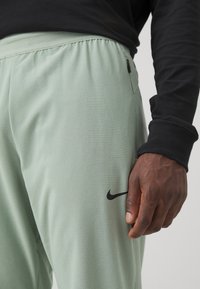 Nike Performance FLEX REP - Tepláky - jade horizon