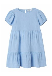 Robe en coton bleu clair avec un col rond, des manches courtes bouffantes et une jupe à volants. Dispose d'une fermeture à boutons au dos et d'un tissu texturé.