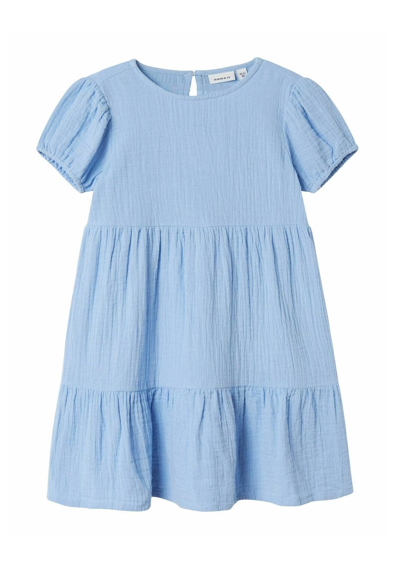 Robe en coton bleu clair avec un col rond, des manches courtes bouffantes et une jupe à volants. Dispose d'une fermeture à boutons au dos et d'un tissu texturé.