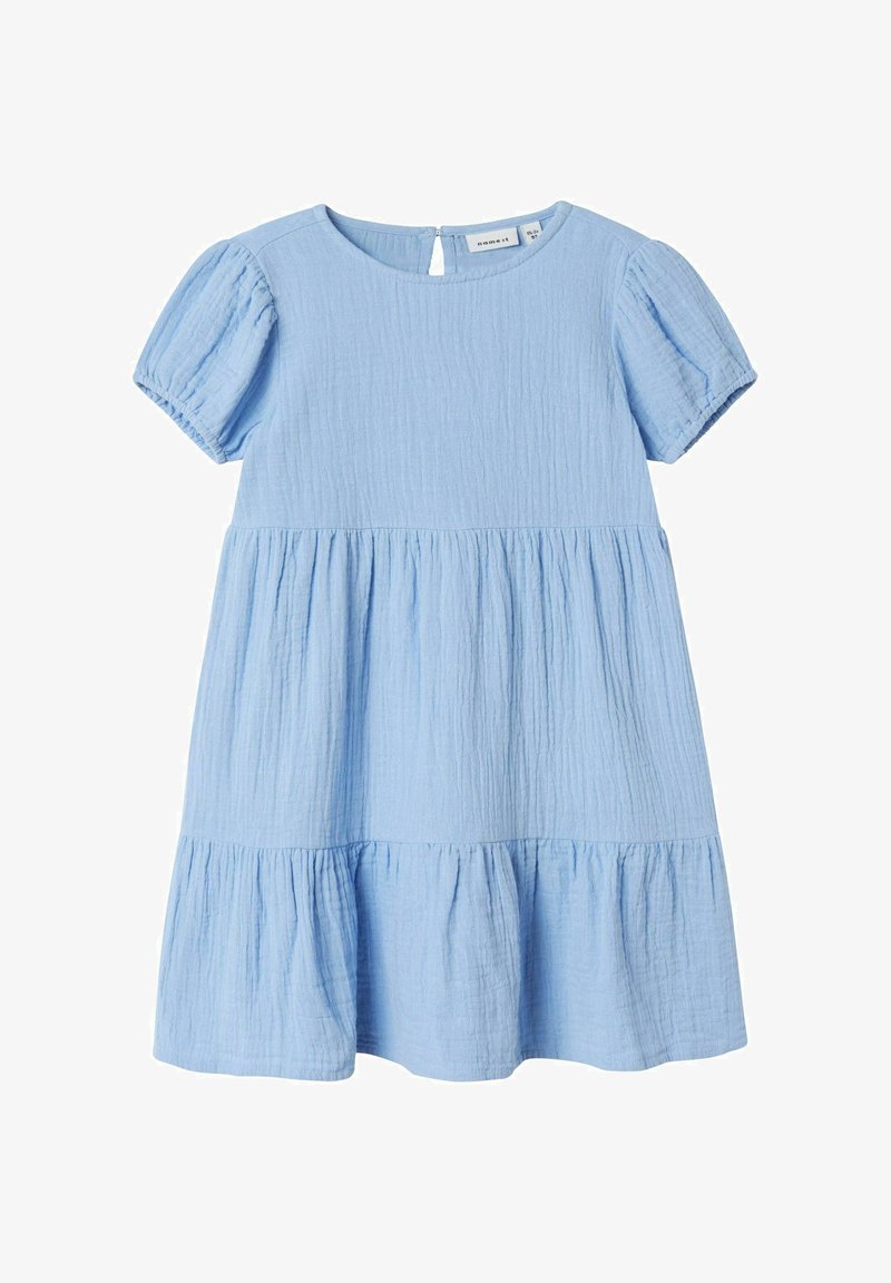 Svijetloplava pamučna haljina s okruglim izrezom, kratkim puf rukavima i slojevitom suknjom. Ima zatvaranje na dugme na leđima i teksturirani materijal.