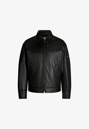 Schwarze Lederjacke mit Reißverschluss vorne, spitzem Kragen, zwei Seitentaschen und glatter Textur. Verfügt über eine detaillierte Schulternaht.