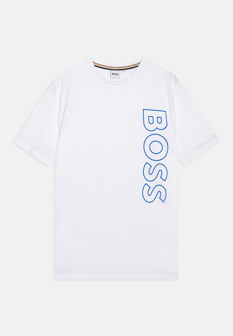 Maglietta in cotone bianca con logo blu "BOSS" verticale sul lato sinistro. Collo a giro classico e maniche corte. Design semplice.