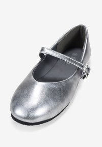 Scarpa stile mary-jane in metallo argento con punta arrotondata, tomaia testurizzata, cinturino regolabile e suola in gomma nera.