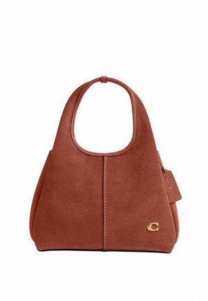 Sac cabas en daim marron avec poignées arrondies, couture centrale et petit logo doré "C" en bas à droite.