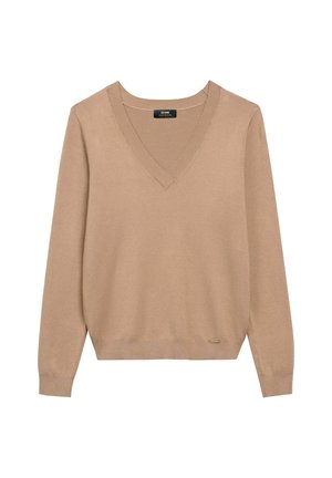 Beżowy sweter z długim rękawem i dekoltem w serek, z prążkowanym kołnierzem i mankietami, mała złota metka marki przy krawędzi, jednolita dzianina.