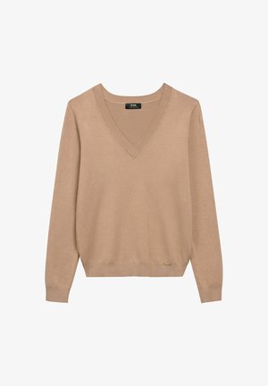 Beżowy sweter z długim rękawem i dekoltem w serek, z prążkowanym kołnierzem i mankietami, mała złota metka marki przy krawędzi, jednolita dzianina.