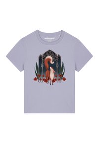 Lila kortom t-shirt met een gestileerde vosillustratie omringd door rode bloemen en decoratieve elementen op een donkere achtergrond.
