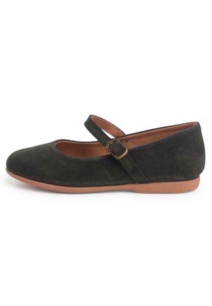 Zapato Mary Jane de ante verde oscuro con punta redonda, suela plana y tira lateral con un pequeño detalle de hebilla.