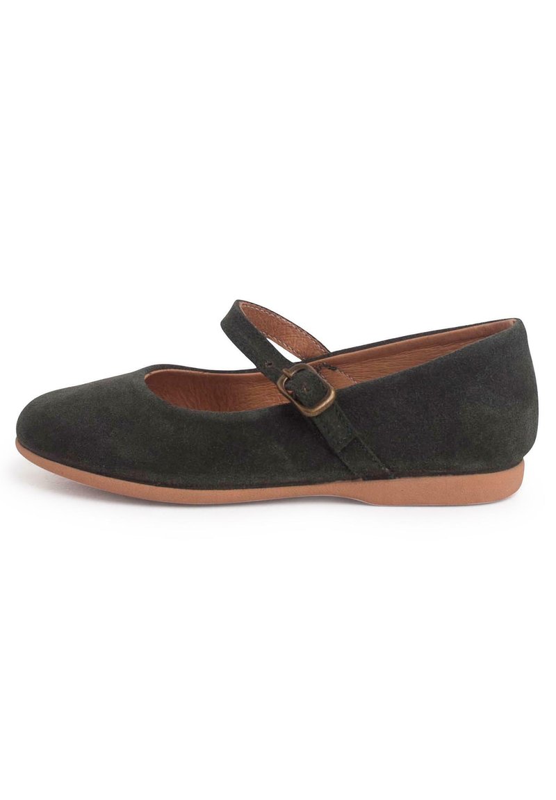 Zapato Mary Jane de ante verde oscuro con punta redonda, suela plana y tira lateral con un pequeño detalle de hebilla.