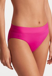 Fukcija bikini spodnji del z gladko teksturo, širokim pasom in diskretno vezavo logoja RL na strani. Ponuja prilega silhueto.