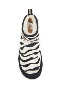 Čizme sa uzorkom zebre, crno-bijela sintetička gornja strana, meki unutarnji oblog i crna gumena podloga. Imaju trakicu za lakše obuvanje.