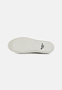 Semelle de chaussure blanche avec des rainures diagonales et une petite section rectangulaire avec le texte "Pepe Jeans London" en noir près du talon.