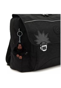 Svart ryggsäck med lock, silverdetaljer och en gummimonkey nyckelring. Har en texturerad yta och en stjärnformad logotypaccent.