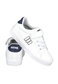 Zapatillas blancas con una pestaña del talón en azul marino, detalle del logo, parte delantera con cordones y correa de velcro. Textura suave y suela de goma, diseñadas para un uso casual.