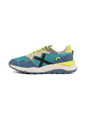 Baskets en mesh bleu et turquoise avec des accents gris et jaunes, dotées d'une semelle blanche épaisse et d'un détail logo noir sur le côté. Matériaux texturés.