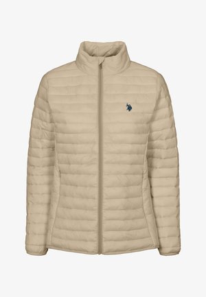 Beżowa kurtka puchowa z poziomym pikowaniem, wysokim kołnierzem i zamkiem błyskawicznym. Na lewej piersi małe niebieskie logo oraz boczne kieszenie.