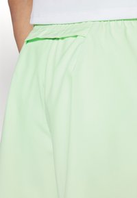Nike Performance CHALLENGER - Urheilushortsit - vapor green/black/silver