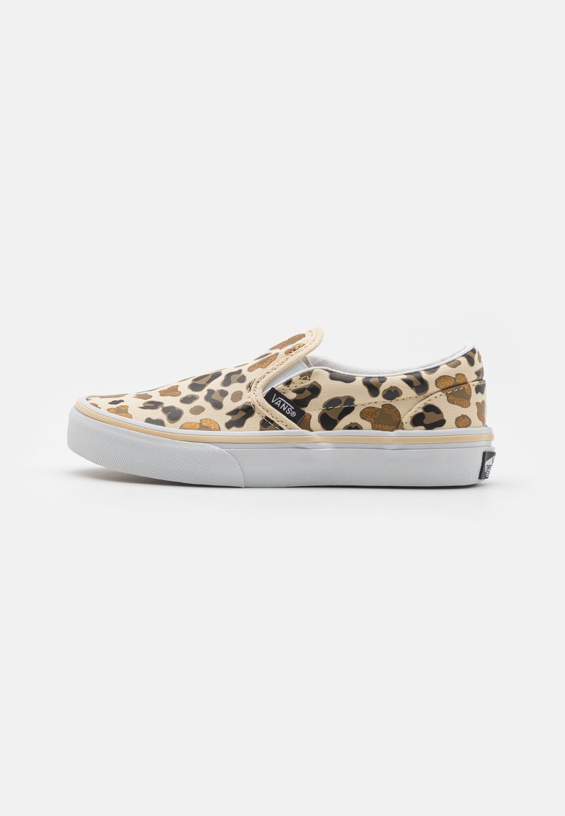 Sneakers slip-on beige con stampa leopardata in nero e oro, suola in gomma bianca e superiore in tessuto. Presenta l'etichetta con il logo Vans sul lato.