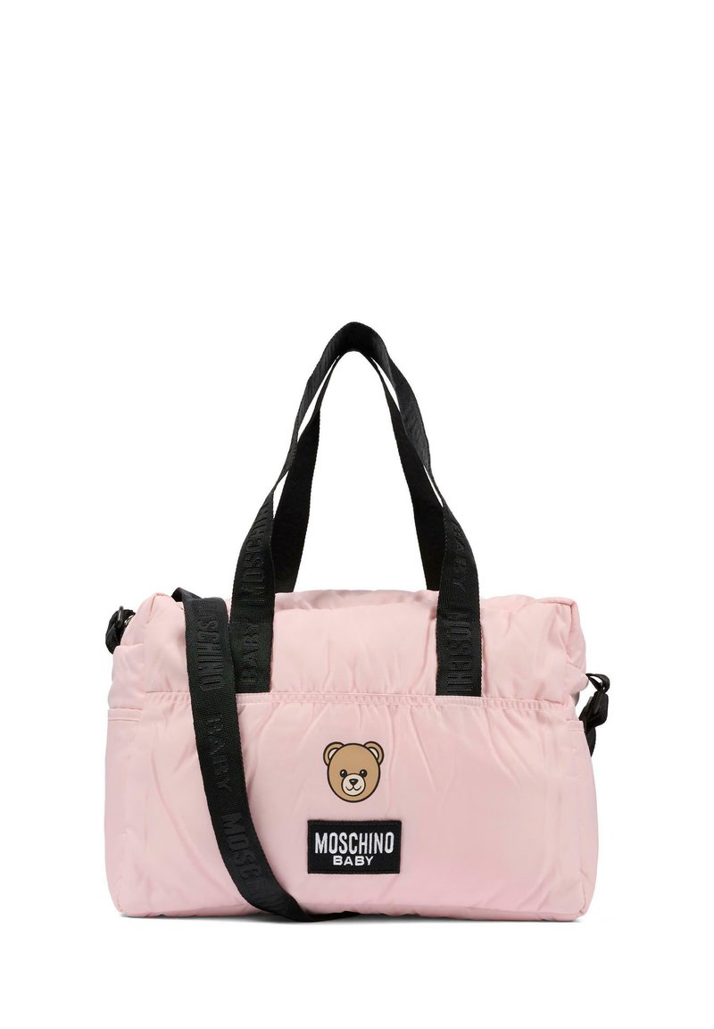 Jasnoróżowa pikowana torba z czarnymi paskami, z logo misia i etykietą "MOSCHINO BABY". Kompaktowy, prostokątny kształt.