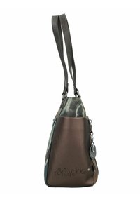 Sac en cuir marron et teal avec une texture lisse, une forme angulaire, de longues anses et un accent de charme argenté. Design imprimé décoratif sur un côté.