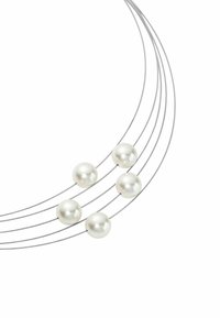 Srebrny naszyjnik z pięcioma błyszczącymi białymi perłami ułożonymi na kilku zakrzywionych drucianych nitkach. Gładka tekstura, minimalistyczny design.