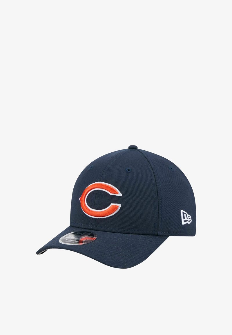 Marineblauer Kap mit gebogenem Schirm aus Stoff. Auf der Vorderseite befindet sich ein gesticktes weißes und oranges "C"-Logo und an der Seite ein kleines Markenlogo.