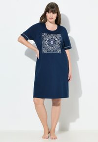 Tmavě modré šaty s krátkým rukávem a kulatým výstřihem, na přední straně s velkým, složitým bílým a fialovým vzorovaným potiskem. Měkká tkanina.