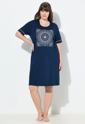 Marineblauwe jurk met korte mouwen, ronde halslijn en een groot, intricaat wit en paars patroon op de voorkant. Zachte stof.