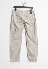 Pantalons gris clair en mélange de coton, dotés de deux poches arrière, d'un design à jambe droite et d'une ceinture avec des détails élastiques.