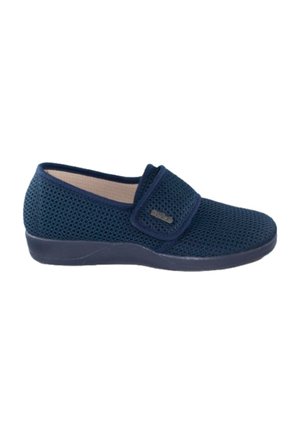 Zapatilla de malla azul marino sin cordones con una superficie texturizada y una correa de velcro; diseño ligero con una suela acolchada para mayor comodidad.