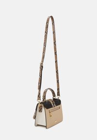 Ustrukturyzowana torebka w beżowym kolorze, z czarną teksturowaną górą i paskiem w wężowy nadruk. Złote akcenty i zamykana z tyłu kieszeń podkreślają projekt.