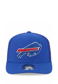 Blaues Cap mit flachem Schirm, das vorne ein gesticktes weißes und rotes Büffel-Logo zeigt. Hergestellt aus einem strukturierten Stoff.
