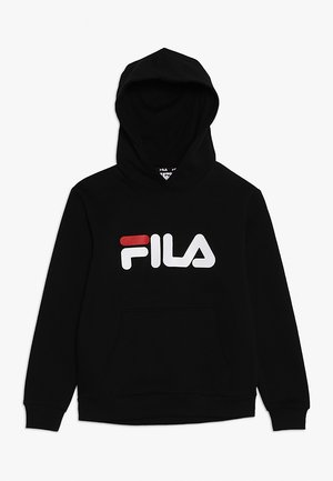 Sudadera con capucha negra de tela suave, con un bolsillo frontal tipo canguro y capucha. En el frente muestra un logo FILA en blanco y rojo.