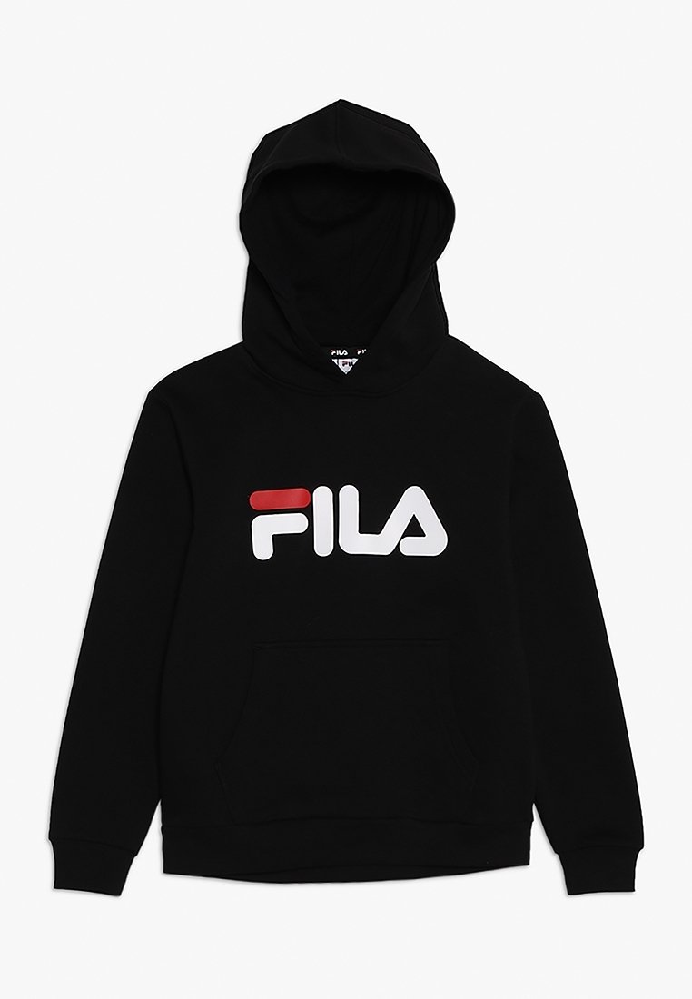 Sudadera con capucha negra de tela suave, con un bolsillo frontal tipo canguro y capucha. En el frente muestra un logo FILA en blanco y rojo.