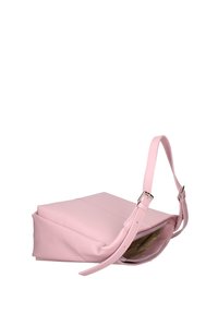 Roze leren tas met een platte rechthoekige vorm, voorzien van een enkele verstelbare schouderband en een ritssluiting langs één kant.