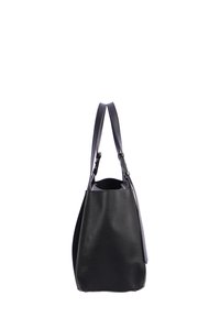 Bolso tote de cuero negro con un acabado texturizado. Presenta dos asas delgadas y un interior espacioso, diseñado en una forma moderna.
